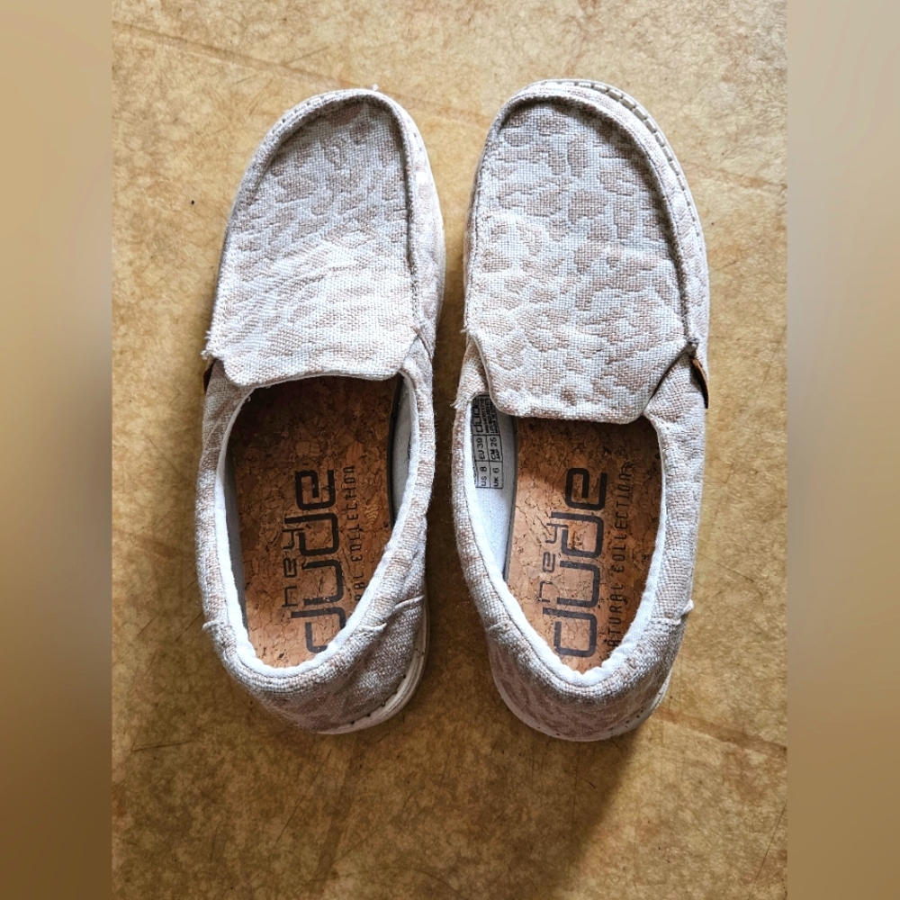 Hey Dudes shoes size 8